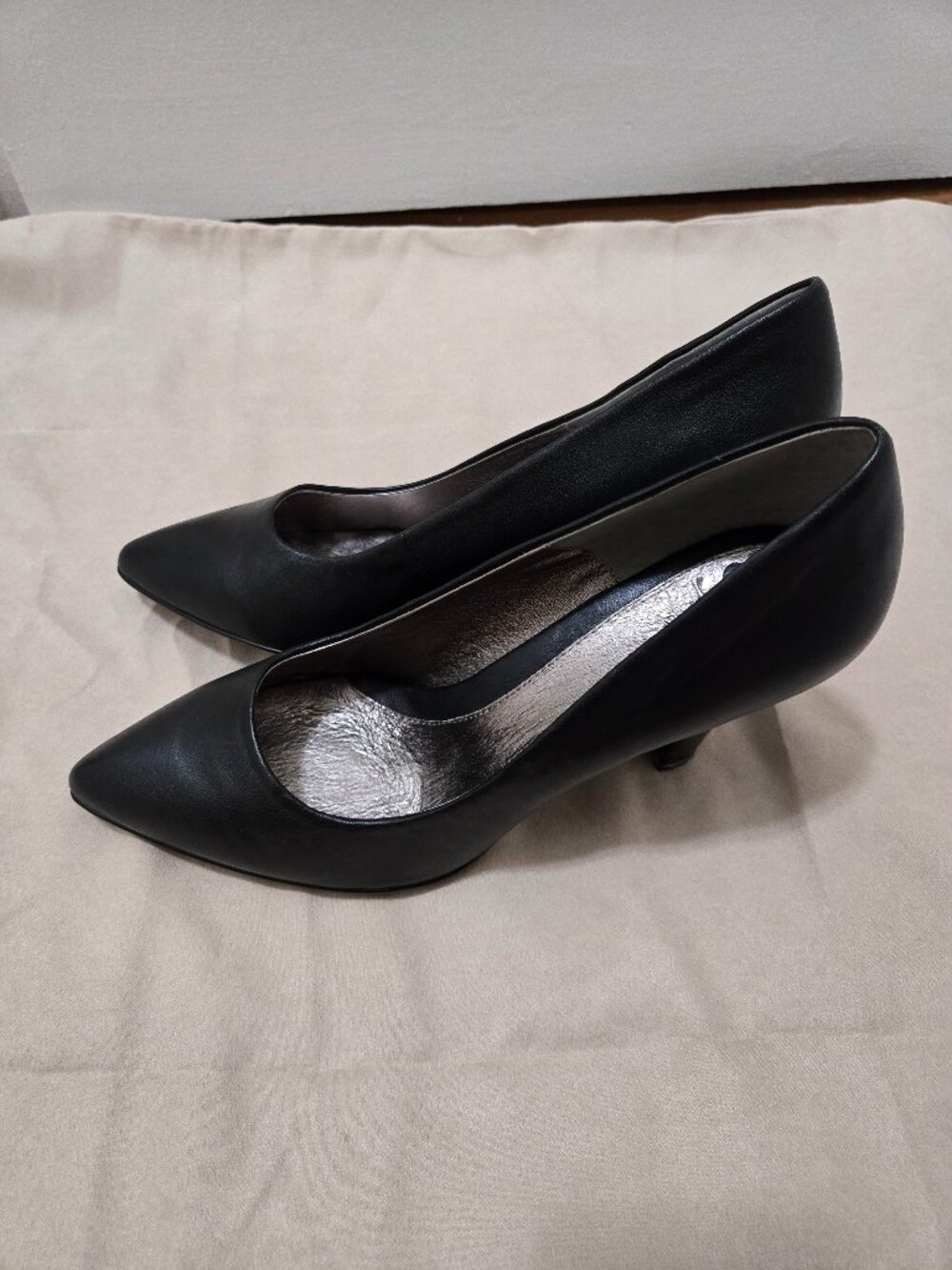 Sofft Black Leather Pointed Toe Heels Size  9.5W